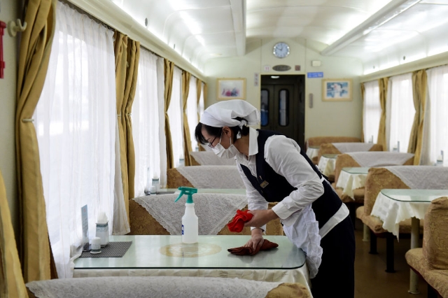 施凤荣是中国铁路上海局集团有限公司合肥客运段泰深车队的一名餐车长
